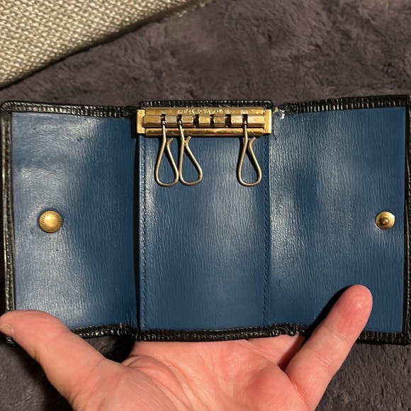 Authentic Louis Vuitton Black Epi key holder - Picture 7 of 14